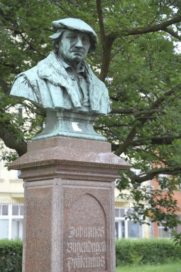 Monument to reformer and pastor Johannes Bugenhagen, sculpture, Bugenhagendenkmal, Luther city Wittenberg, Fläming, Saxony-Anhalt, Germany