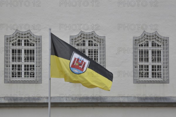 Flag with town coat of arms and three windows with metal lattice, decorations, Old Town Hall, Market Square, Luther city Wittenberg, Fläming, Saxony-Anhalt, Germany