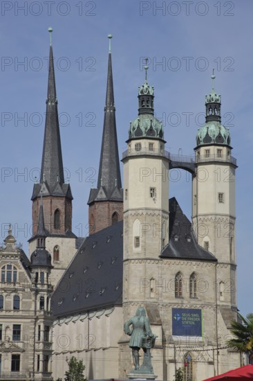 Late Gothic market church with twin towers, landmark, Handel monument, George Frideric Handel, Handel monument, Halle an der Saale, Saxony-Anhalt, Germany