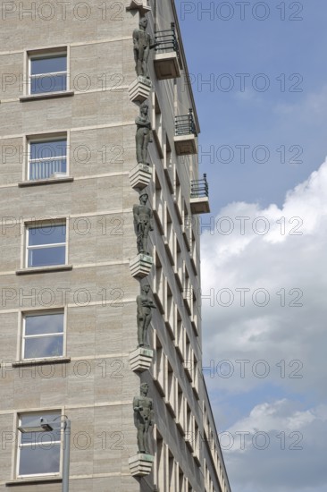 Sculptures Ratshof built in 1929, house corner, market square, Halle an der Saale, Saxony-Anhalt, Germany