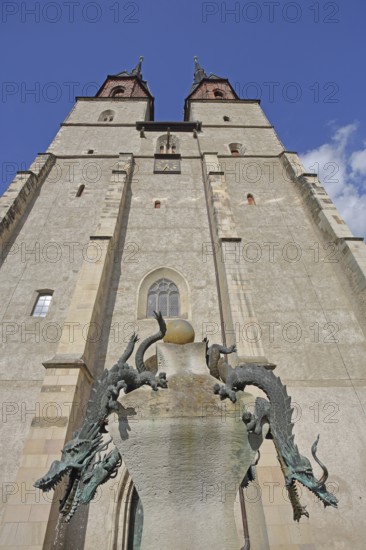 Late Gothic Market Church of Our Lady and Dragon Fountain, Renaissance, landmark, twin towers, view upwards, Hallplatz, Halle an der Saale, Saxony-Anhalt, Germany