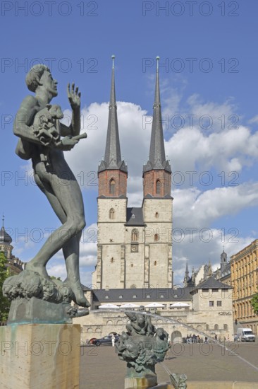 Late Gothic Market Church of Our Lady and Göbel Fountain by Bernd Göbel 1999, water jet, water feature, bronze sculpture, modern art, landmark, Hallplatz, Halle an der Saale, Saxony-Anhalt, Germany