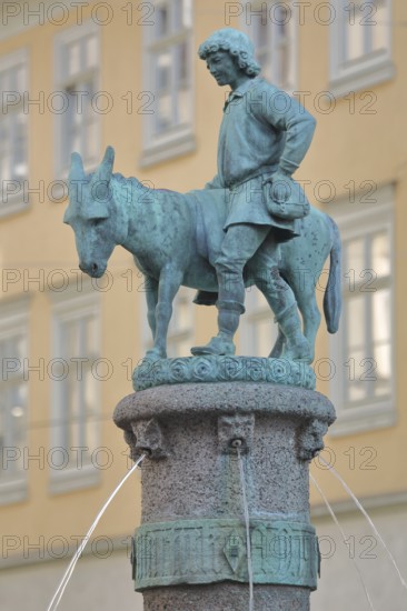 Donkey fountain by Heinrich Keiling 1905, donkey figure with shepherd, shepherd, donkey figure, water jets, sculpture, fountain, detail, Alter Markt, Halle an der Saale, Saxony-Anhalt, Germany