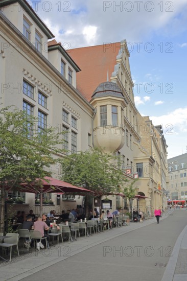 Historic street pub with people, building with bay window, Große Nikolaistraße, Halle an der Saale, Saxony-Anhalt, Germany