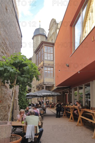 Street pub with people in an idyllic backyard, building, Große Nikolaistraße, Halle an der Saale, Saxony-Anhalt, Germany