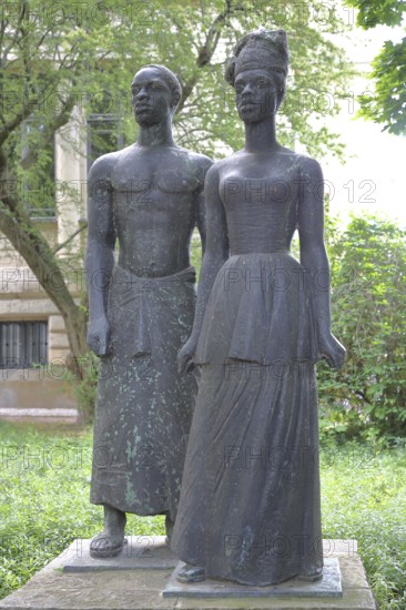 Free Africa by Gerhard Geyer 1961, bronze sculpture, African, African, African woman, woman, standing, couple, symbol, Halle an der Saale, Saxony-Anhalt, Germany