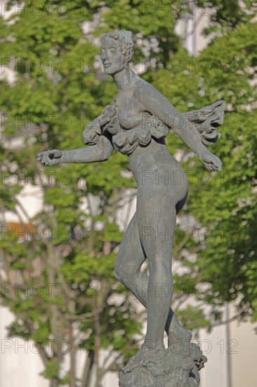 Sculpture Göbelbrunnen by Bernd Göbel 1999, modern art, bronze sculpture, dancer, dancing, athletic, movement, female figure, Hallmarkt, Halle an der Saale, Saxony-Anhalt, Germany