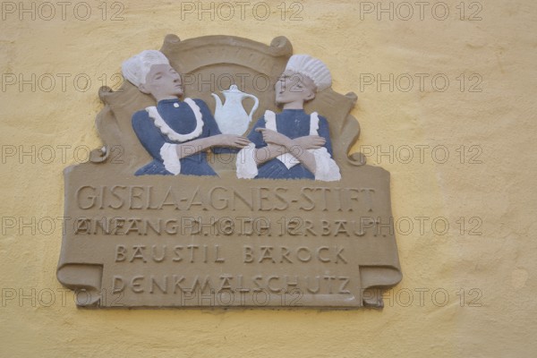 Relief at the Gisela-Agnes-Stift, two female figures serving coffee, Hauswirtschaflterin, Hauswirtschaflter, Damen, Hausfrauen, servieren, Service, bedienen, Kaffeekanne, Kanne, Geschirr, 18. century, Jhdt, Symbol, Köthen, Sachsen-Anhalt, Germany