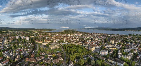 Luftbild, Panorama von der Stadt Radolfzell am Bodensee am Abend, am Horizont die Halbinsel Mettnau und die Insel Reichenau, Landkreis Konstanz, Baden-Württemberg, Deutschland