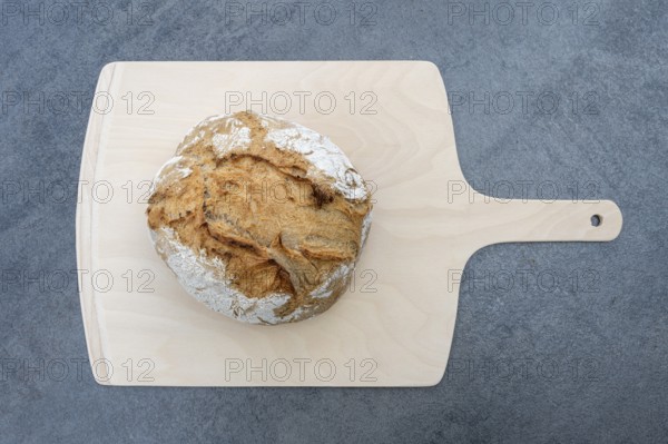 Selbstgebackenes, ofenfrisches und handgeformtes Bauernbrot, Weizenmischbrot, Nahaufnahme, Baden-Württemberg, Deutschland