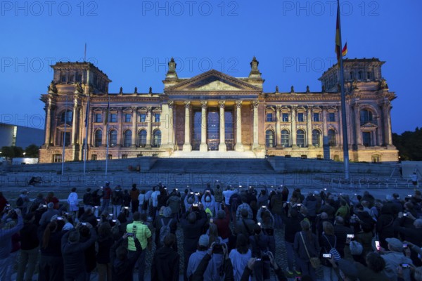 To mark the 30th anniversary of the wrapping of the Reichstag by Christo and Jeanne-Claude from 24 June to 7 July 1995, the fabric panels will be projected onto the Reichstag building as a tribute, Berlin, 09.06.2025