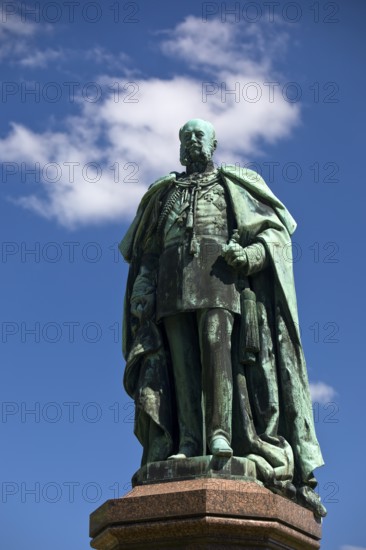 Monument to Emperor Wilhelm I by Fritz Gerth with pedestal made of Swedish red granite, spa garden, Bad Homburg vor der Höhe, Hesse, Germany