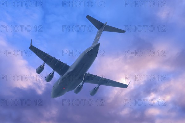 Boing C-17, strategic military transport aircraft of the US Air Force, cloudy sky, Bavaria, Germany