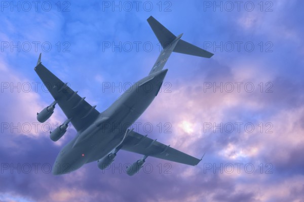 Boing C-17, strategic military transport aircraft of the US Air Force, cloudy sky, Bavaria, Germany