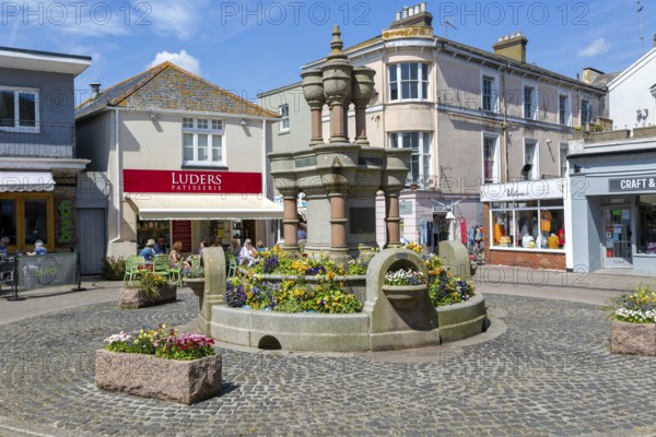 Luders patisserie at The Triangle in town centre of Teignmouth, south Devon, England, UK
