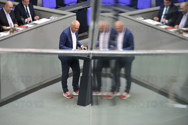 Christoph Schmidt (SPD) speaks on the Gaza war item on the agenda of the eleventh session of the Bundestag