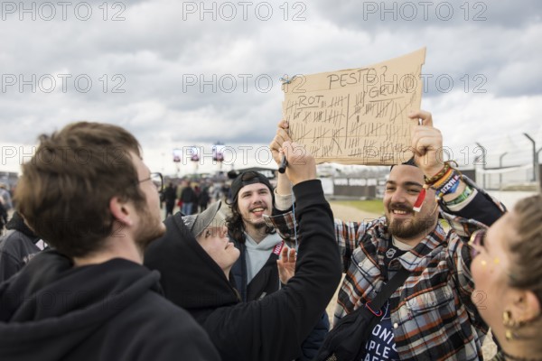 Marian from Braunschweig has a vote on the colour of pesto (red vs. green) at the Rock am Ring Festival on Sunday, Nürburgring race track race track, 08.06.2025