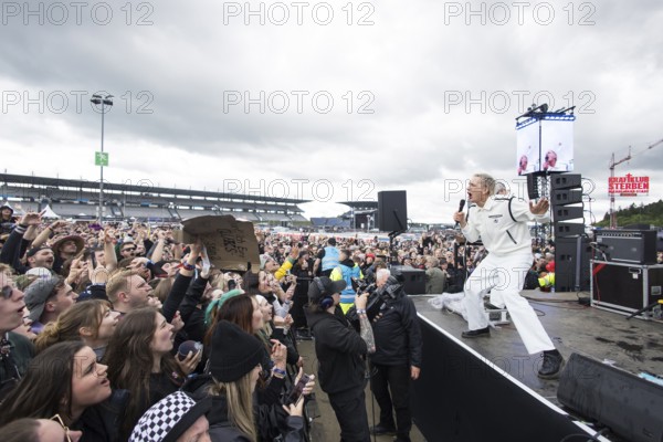 Felix Brummer (Felix Kummer), singer of Kraftklub at a secret gig of the band at the Rock am Ring Festival on Saturday, Nürburgring race track race track, 07.06.2025