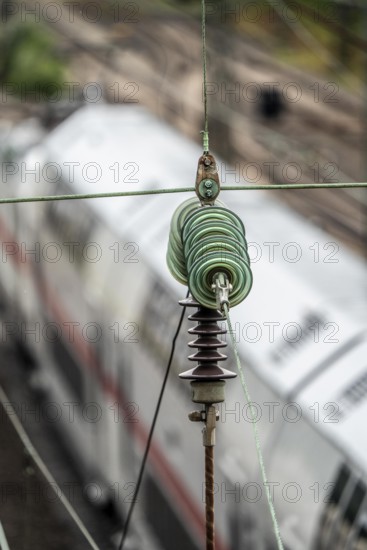 Traction current, overhead line, detail, tensioning of current-carrying lines, insulators, power supply to trains