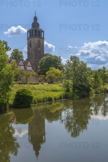 St. Crucis Church, Bad Sooden, Allendorf -O rtsteil Allendorf, church tower, tower clock, town wall, half-timbered houses, water reflection, river bank, trees, blue sky, cumulus clouds, Werra-Meissner-Kreis, Hesse, Germany