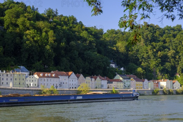 City view, row of houses on the Danube, Passau, Lower Bavaria, Bavaria, Germany