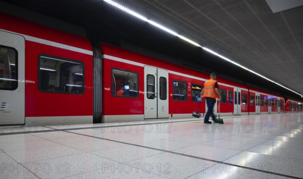 Underground arriving S-Bahn, train, class 420 in traffic red, cleaner cleans platform, cleaning, railway employee, broom, dustpan, safety waistcoat, stop, city centre station, public transport, VVS, VerkehrsverbundStuttgart, Baden-Württemberg, Germany