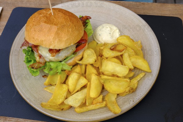 Burger, at Rifugio Ra Stua, Ra Stua Alm, Valon Scuro, near Cortina d'Ampezzo, Dolomites, Trentino, Italy