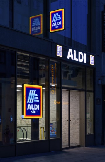 Night shot, ALDI Süd, logo, food retail, retail trade, retail chain, shop, Königsstraße, Stuttgart, Baden-Württemberg, Germany