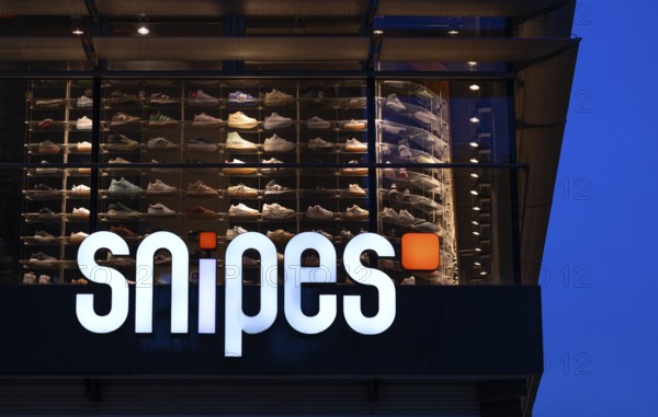 Night shot, Snipes, department stores' chain, shoes, shop, logo, Königsstraße branch, Stuttgart, Baden-Württemberg, Germany