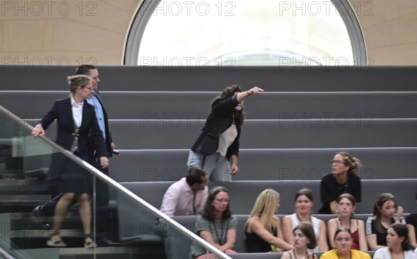 During the questioning of Foreign Minister Wadephul (CDU) on the Middle East, Israel and Gaza, a member of the audience shouts loudly from the bench, criticising the government. She is then escorted out of the chamber by the Bundestag police
