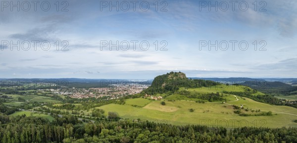 Luftbild, Panorama vom Vulkankegel Hohentwiel mit der Burgruine, dahinter die Stadt Singen am Hohentwiel, am Horizont der Bodensee, Landkreis Konstanz, Baden-Württemberg, Deutschland