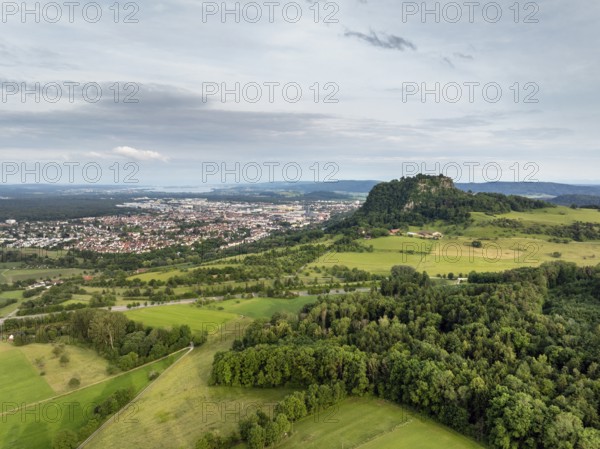 Luftbild vom Vulkankegel Hohentwiel mit der Burgruine, dahinter die Stadt Singen am Hohentwiel, Landkreis Konstanz, Baden-Württemberg, Deutschland