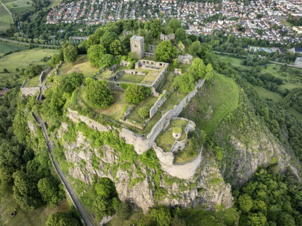 Luftbild vom Vulkankegel Hohentwiel mit Deutschlands größter Festungsruine, Landkreis Konstanz, Baden-Württemberg, Deutschland