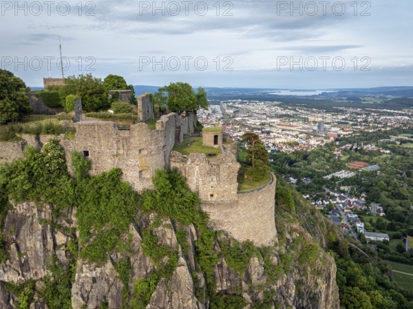 Luftbild vom Vulkankegel Hohentwiel mit der oberen Burgruine, Deutschlands größte Festungsruine, dahinter die Stadt Singen am Hohentwiel, am Horizont der Bodensee, Landkreis Konstanz, Baden-Württemberg, Deutschland