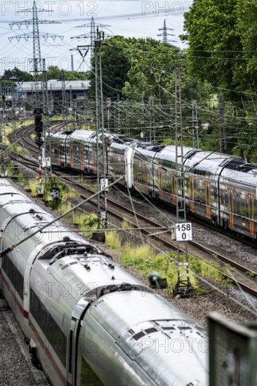 ICE 2 train, RRX, regional express, on the line between Bochum and Dortmund, at Dortmund-Marten, multi-track line for local and long-distance transport, Dortmund, North Rhine-Westphalia, Germany