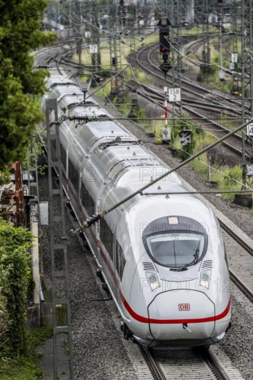 ICE 3 train on the line between Bochum and Dortmund, near Dortmund-Marten, multi-lane line for local and long-distance traffic, Dortmund, North Rhine-Westphalia, Germany