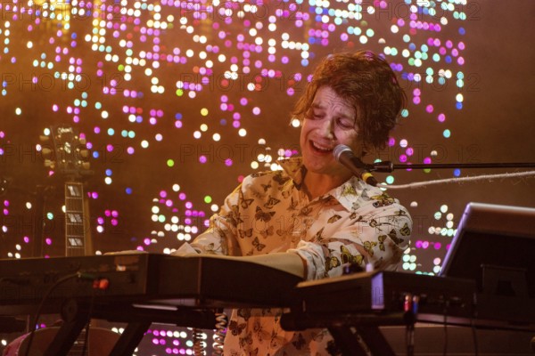 Derek Brown, keyboarder of The Flaming Lips live at the Tempodrom Berlin on 05/06/2025