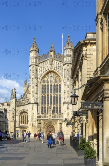 Bath Abbey church and Grand Pump Room, Abbey Church Yard, city of Bath, north east Somerset, England, UK
