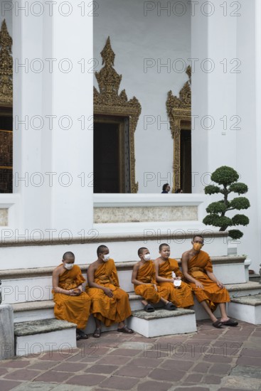 Buddhist monks, Wat Pho, Bangkok, Thailand