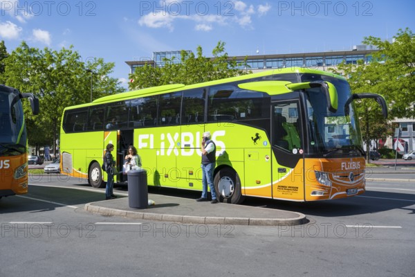 Flixbus, people standing in front, ZOB, Dortmund, Ruhr area, Westphalia, North Rhine-Westphalia, Germany