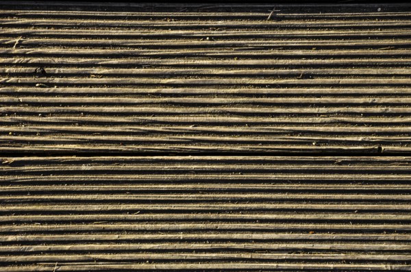 Fluted wood structure, parallel grooves in a wooden surface