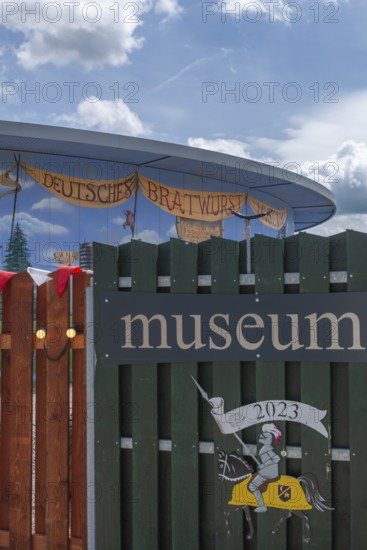German Bratwurst Museum, Bratwurstallee 1, inscription, medieval knight figure with the year 2023, blue sky, Mühlhausen, Thuringia, Germany