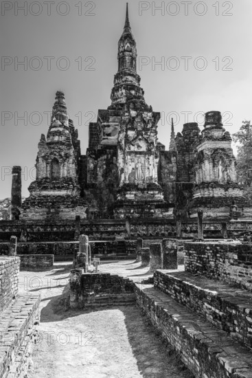 Historic Buddhist temple complex Wat Mahathat, historical park, black and white photo, Sukhothai, Sukhothai Province, Thailand