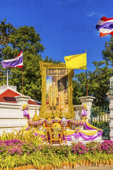 Picture in the golden frame of Thai King Maha Vajiralonkorn and his wife Suthida Vajiralongkorn na Ayudhya at the entrance to the Thai King's Summer Palace, Bang Pa-In, near Ayutthaya, Thailand