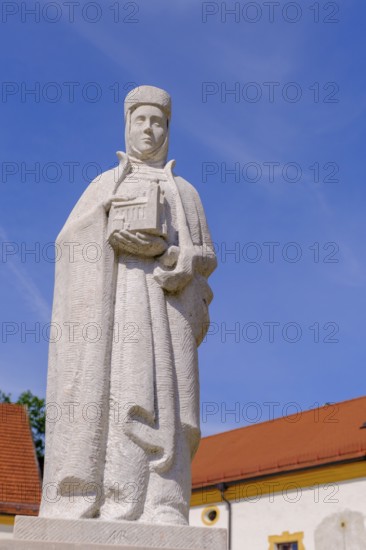 Adelheid von Frontenhausen, Klosterstifterin, Denkmal, Brunnen, Baumberg Abbey, Altenmarkt an der Alz, Chiemgau, Upper Bavaria, Bavaria, Germany