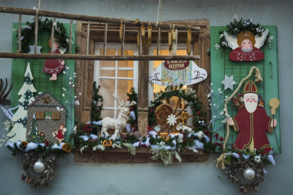 Christmassy decorated half-timbered house, Christmas market, Riquewihr, Grand Est, Haut-Rhin, Alsace, France