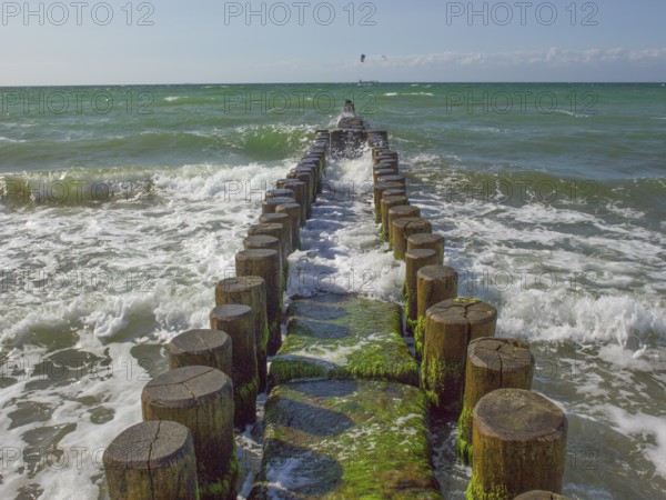 Buhnen, Ostseewellen, Ahrenshoop, Ostsee, Vorpommern-Rügen district in Mecklenburg-Vorpommern, Germany