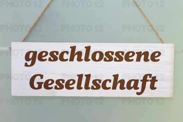 Wooden sign with (added) text GESCHLOSSENE GESELLSCHAFT (CLOSED SOCIETY)
