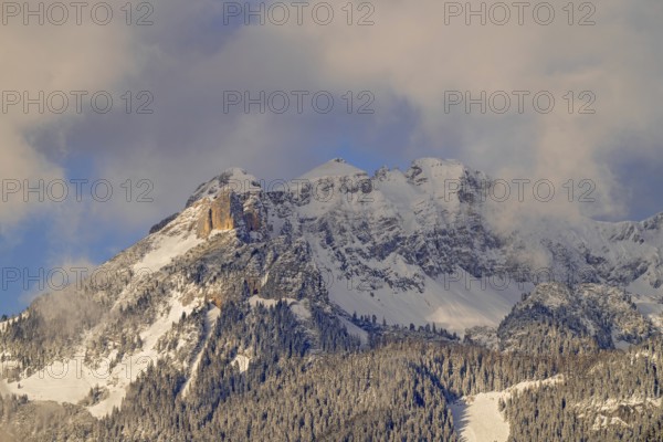 The Rofan Mountains seen from Gallzein. Starting from the left: Rotspitze, Hochiss, Spieljoch, Rofan Mountains, Tyrol, Austria