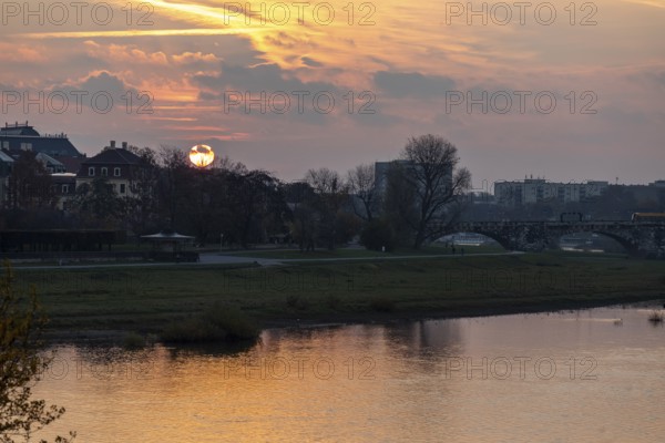 Sunrise over the Elbe on Neustädter Ufer, Dresden, Saxony, Germany